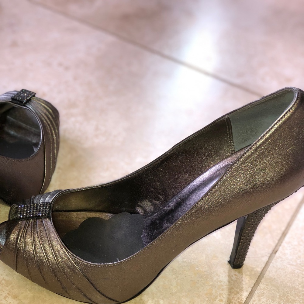 Olive colored heels -this color is fab!